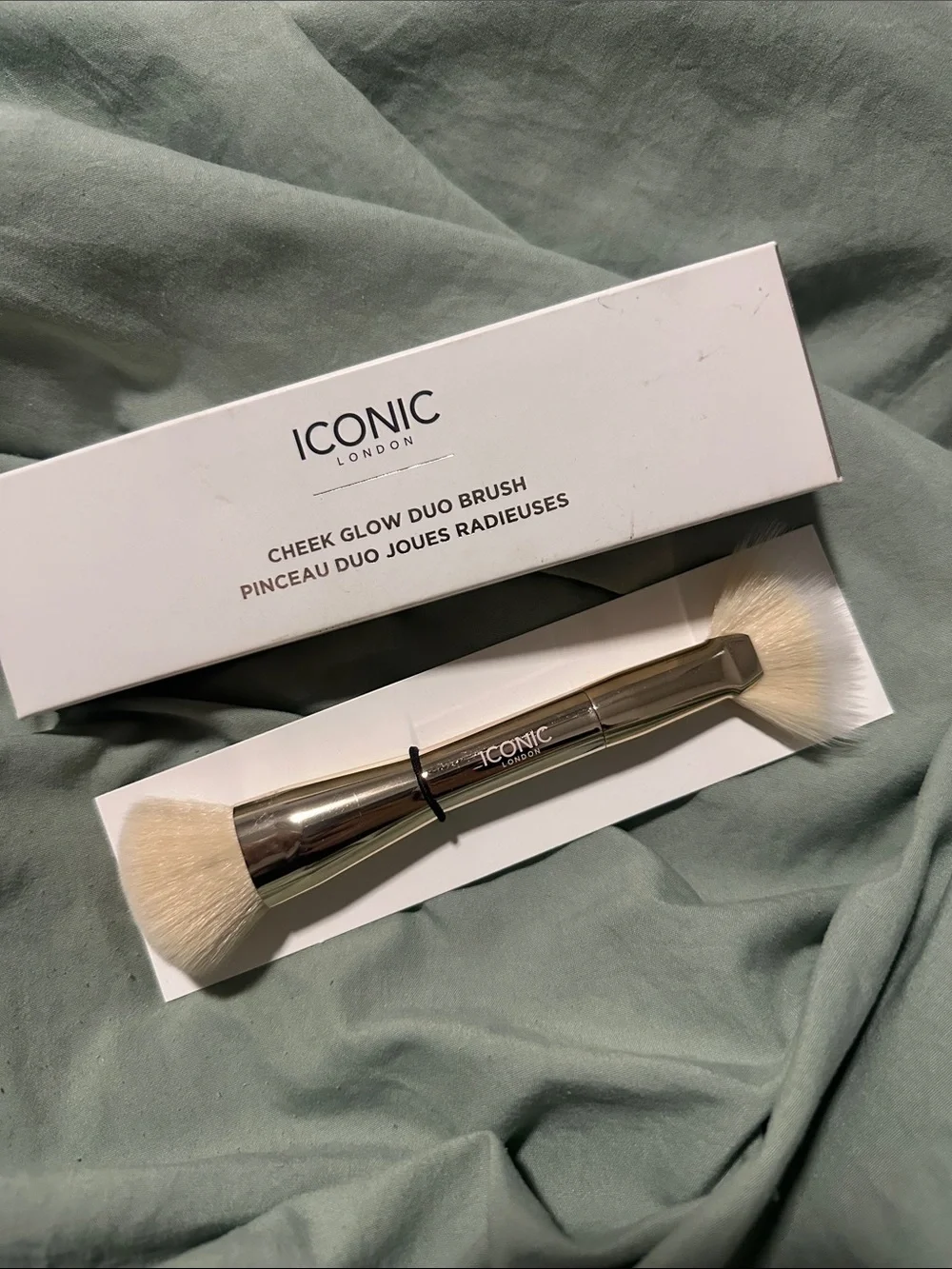 Iconic London cheek glow duo brush
